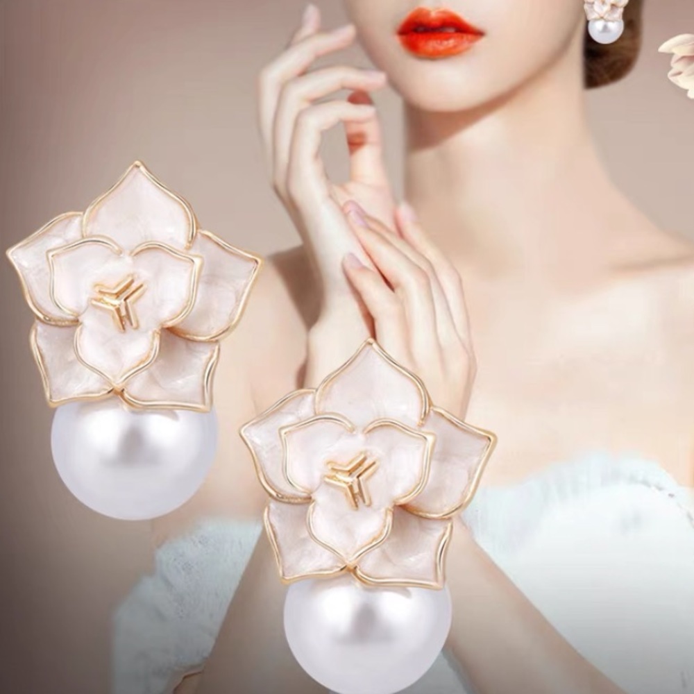 Flower pearl earrings